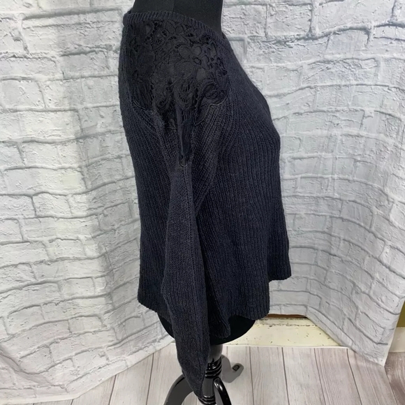 Hollister. Crop Knit Sweater w/ Lace Shoulders. Black. Small - Picture 6 of 10
